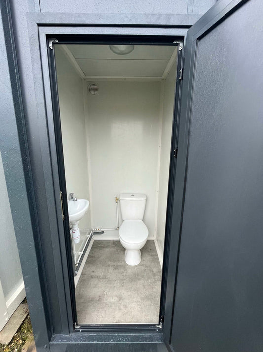 Einfaches WC-Sanitärmodul – graue Farbe