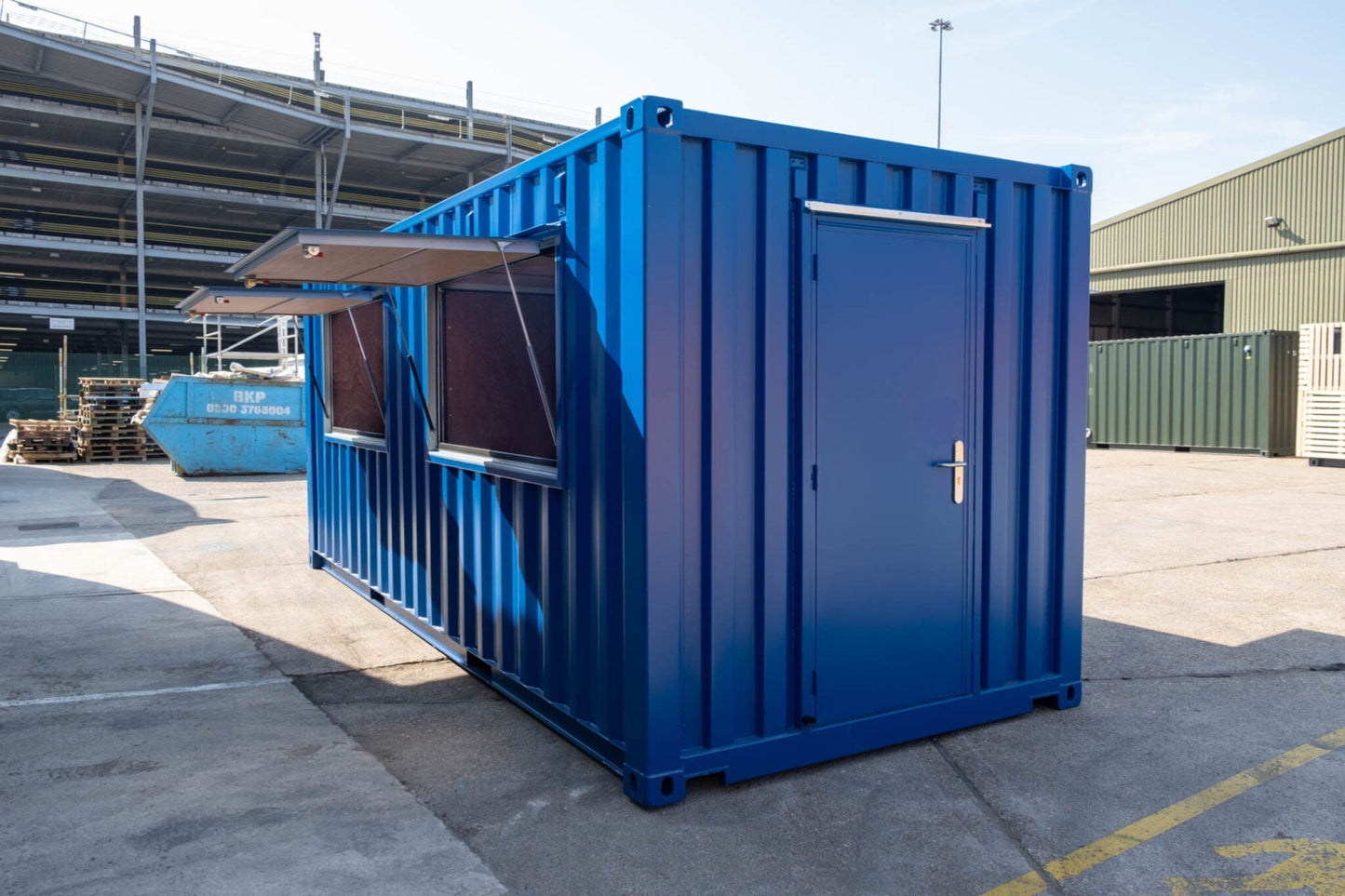 20-Fuß-Seecontainer mit doppelter Serviceklappe. (Ref: 21720)