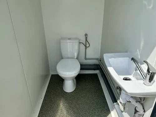 Sanitärcontainer mit 3 Kabinen (Ref: S2107)